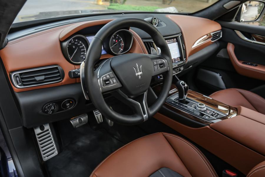 Интерьер Maserati Levante S Q4 GranLusso 2017 года  (WW) (фото 23 из 47)
